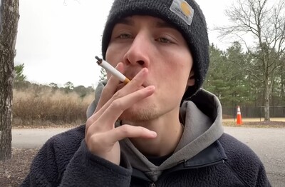 Лечение зависимости от табакокурения в Вардане Мужчина с сигаретой делает затяжку