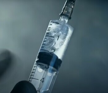 Лечение зависимости от тропикамида в Вардане Шприц с жидкостью