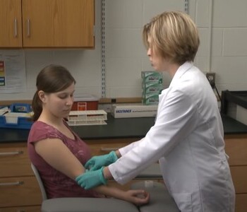 Лечение зависимости от аптечных препаратов в Вардане Врач делает инъекцию пациентке