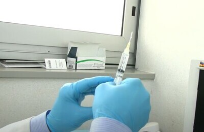 Проведение кодирования Вивитролом в Вардане Шприц с Вивитролом в руках у врача